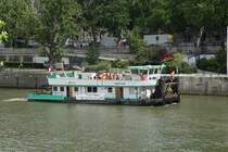 Dieses Schiff habe ich am 19.07.2009 auf der Seine in Paris gesehen. Eigentlich ein Schubschiff, war es hier mit Pesonen unterwegs