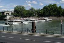 Am 20.07.2009 gesehen. Dieses grosse Bateau Mouches dreht bei der Br�cke Pont Bir Hakeim in Paris in der Seine um seiner Anlegestelle zur�ck zu kehren