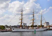 Segelschulschiff  Gorch Fock  Stahl-Bark Lg. 81,20m - Br.12,0m - Tg.5,25m - Segelfl�che 2037 m2.Geschwindigkeit mit Motor 12 kn unter Segel 18,2 kn.Am 07.08.09 auf der Hanse Sail.
