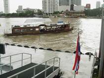 Fast alle gr��eren Hotels in Bangkok, die am Chao Phraya Flu� liegen, haben eigene kleine Shuttle Boote, um ihre G�ste vom Hotel zur Station des Skytrains an der Taksin Br�cke zu bringen. Hier legt ein solches Boot am 07.07.2009 von der Anlegestelle der Taksin Br�cke ab.