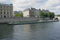 Vor der Pont Neuf in Paris liegt am 19.07.2009 dieser mit Sand beladene Schubverband. Der Sand wurde ben�tigt, um den am Seineufer entlang verlaufenden Expressway in den  Plages de Paris  w�hrend der Ferienzeit zu verwandeln