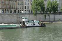 Das Schubschiff mit dem r�ckw�rtigen Teil des mit Sand beladenen antriebslosen Lastkahns am 19.07.2009 in der Seine in Paris