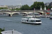 Dieses Rundfahrboot ist am 20.07.2009 vor der Kulisse von Sacre Coeur in Paris auf der Seine unterwegs