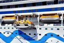 AIDAaura - ein Beiboot wird zu Wasser gelassen am 15.08.09