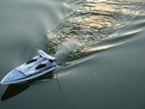 Mein Modellboot, Airstreak EP, Kyosho
Ich weis nicht ob es es in Wirklichkeit gibt, aber ich nehme mal an das es ein Phantasie Modell ist