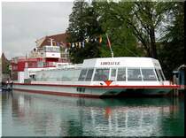 Das Passagierschiff  LIBELLULE  (Libelle) am verregneten Morgen des 10.05.2006 an einer Anlegestelle in Annecy, gelegen im S�d-Osten Frankreichs am Lac d'Annecy, der den Titel  Sauberster See Europas  tr�gt.