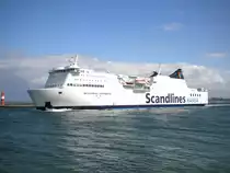 Die  FS Mecklenburg-Vorpommern  am 14.08.09 im Warnemnder Seekanal.
Sie ist ca. 200 Meter lang.