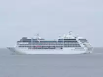 Azamara-Journey (IMO-9200940;L=180;B=30mtr)steuert in den spten Nachmittagsstunden bei Cuxhaven Richtung Nordsee;090831 