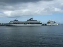 Die  Celebrity Century  (links an Pier 8) am 11.08.08 zusammen mit der  AIDAbella  (rechts an Pier 7) am Warnemnder Cruise Center.  
 