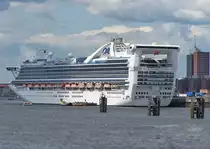  Golden Princess  in Hamburg.
Tonnage (BRT):	109.000 BRT	Anzahl Decks:	13
Baujahr:	2001	Max. Passagiere:	2.600
Lnge:	290 m	Breite:	36 m