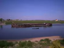 Tschechisches Binnenmotorschiff Elbeabwrts unterwegs an der Fhre Pretzsch/Elbe,im Vordergrund ein Markierungs-Boot (?)es fhrt das Seil der Gierfhre