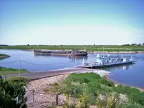 Elbfhre Pretzsch in Wartestellung,wird gerade von einem Binnenmotorschiff passiert, 03.05.2007