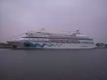 AIDAcara am Kreuzfahrtschiffs-Kai in Rostock-Warnemnde am 27.06.2004,ein trber Tag