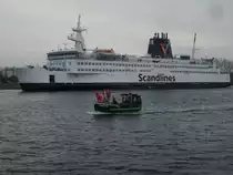 Das dnische Fhrschiff  Prinz Joachim  begab sich am 05.Dezember 2009 nach Gedser als das Schiff von einem kleinen Fischkutter in Rostock-Warnemnde berholt wurde.