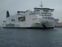 Aus Trelleborg kommend hat die schwedische Fhre  Skane  am 05.Dezember 2009 die Hafeneinfahrt von Rostock-Warnemnde passiert und begabt sich zum Rostocker berseehafen wo sich der Fhranleger befindet.