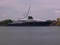 Unbekannte Jacht am Ausrstungskai in der Nhe von der Schleuse Brunsbttel, angeblich fr einen arabischen Scheich, 22.06.2008