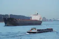 Die Ostria S IMO-Nummer:9399557 Flagge:Griechenland Lnge:225.0m Breite:32.0m beim auslaufen aus Hamburg aufgenommen am 07.12.09 vom Yachthafen Finkenwerder.