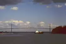 Containerfrachter unter der Lions Gate Bridges verlt den Hafen von Vancouver (Burrard Inlet) im Mai 1986. 