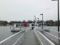  Die Linienfhre als F12 nach Berlin-Wendenschlo an der Anlegestelle Berlin-Grnau Wassersportallee.(28.3.2009)