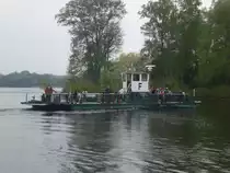 Die Fhre zur Berliner Pfaueninsel an der Anlegestelle Moorlake.(18.4.2009)