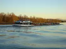 MS  Neuenburgersee , Schweizer Frachtschiff,
in der Abendsonne kurz vor Breisach am Rhein,
Dez.2009
