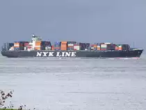 NYK-Terra (IMO-9354167;L=304;B=40mtr.) schiebt sich mit seiner Containerladung bei Cuxhaven Elbaufwrts;090829