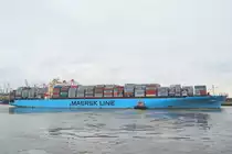 Der Containerriese Maersk Salina IMO-Nummer:9352030 Flagge:Niederlande Lnge:334.0m Breite:43.0m im Hamburger Hafen am 12.12.09