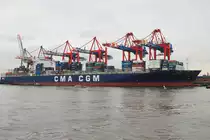 CMA CGM Tosca IMO-Nummer:9299783 Flagge:Frankreich Lnge:334.0m Breite:42.0m Baujahr:2005 Bauwerft:Hyundai-Samho,Samho Korea Stellpltze fr 8204 TEU im Hamburger Hafen liegend am 12.12.09