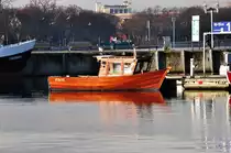 das Aussehen sticht ins Auge, wohl als Klinkerholzboot ausgefhrtes kleines Boot im Stralsunder Hafen am 13.12.09