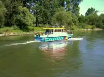 Motorschiff des WSA Regensburg flussaufwrts auf der Donau, zu beachten der vorgehngte Peilrahmen,damit wird die Fahrrinne abgepeilt, Juni 2007 
