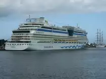 Die 252 Meter lange  AIDAbella  am 11.08.08 am Warnemnder Cruise Terminal