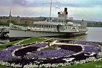 Raddampfer  Stadt Rapperswil  in Z�rich (4. Mai 2004). Die Aufnahme wirkt fast wie ein koloriertes Schwarzwei�-Foto - war nicht beabsichtigt, hat aber auch seinen Reiz, finde ich.