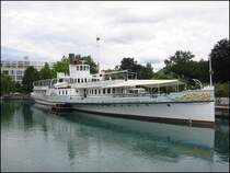 Der historische Raddampfer Bl�mlisalp an seiner Anlegestelle in Thun. Das Schiff wurde lt. Homepage der BLS-Schifffahrt 1906 gebaut. (Juli 2003)