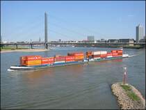 Ein Container-Schubverband auf dem Rhein bei Dsseldorf, aufgenommen am 10.09.2006. Im Hintergrund ist die Rheinkniebrcke zu sehen.