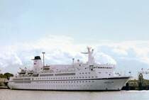 Die MS BERLIN hat am Skandinavien-Kai in Travemnde  angelegt.
Wurde schon mal als das  Traumschiff  im TV gezeigt.
Aufn. 2000.