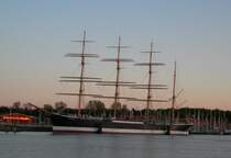 Der Sonnenuntergang rckt die  Passat  in Travemnde in ein besonderes Licht.Mai 2006