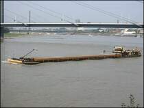 Ein Frachtschiff auf dem Rhein bei Dsseldorf. (24.09.2006)