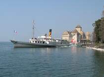 Abgelegt. Das Dampfschiff   SIMPLON   bei der Abfahrt von der Anlegestelle Chateau de Chillon nach Lausanne-Ouchy.