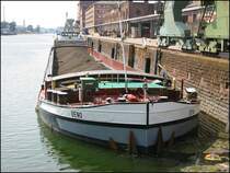 Motorschiff Beno, ein typisches Frachtschiff f�r die Flu�schifffahrt, liegt an einem Sonntag in Becken 2 des Karlsruher Rheinhafens. (25.07.2004)