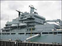 Einsatzgruppenversorger Frankfurt am Main (A 1412) der Deutschen Marine, aufgenommen im Juli 2005 w�hrend einer Hafenrundfahrt in Kiel, die auch an dem Marinest�tztpunkt vorbei f�hrte.