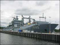 Einsatzgruppenversorger Frankfurt am Main (A 1412) der Deutschen Marine, aufgenommen im Juli 2005 w�hrend einer Hafenrundfahrt in Kiel, die auch an dem Marinest�tztpunkt vorbei f�hrte.