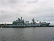 Einsatzgruppenversorger Klasse 702 Frankfurt am Main (A 1412) der Deutschen Marine, aufgenommen im Juli 2005 w�hrend einer Hafenrundfahrt in Kiel, die auch an dem Marinest�tztpunkt vorbei f�hrte. Die beiden Schiffe der Klasse 702 sind mit ihrer L�nge von 174 Metern die gr��ten Einheiten der Deutschen Marine.