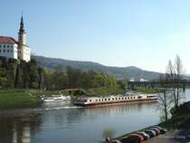 Das Kreuzfahrtschiff  Johannes Brahms  zieht elbaufwrts am Schloss Decin (Tetschen-Bodenbach) vorber; am rechten Ufer der Elbe hat das Ausflugsschiff  Děčn  festgemacht - 12.04.2007

