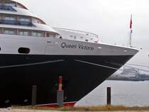 Bug der  Queen Victoria . Sie besuchte auf ihrer Jungfernfahrt 2007 den Hamburger Hafen. Mit 90.000 Bruttoraumzahl (BRZ) ist der Luxusliner kleiner als die  Queen Mary 2  (rund 150.000 BRZ). Auf 294 Metern Lnge, 32 Metern Breite und gut 62 Metern Hhe vom Kiel bis zum Schornstein-Topp bietet sie 2014 Passagieren aber viel Luxus und Komfort.