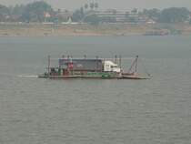 Im Mrz 2010 quert eine Autofhre den Mekong zwischen Thakhek / Laos auf dem gegenberliegenden Fluufer und Nakhon Phanom /Thailand