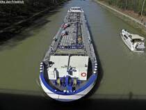 Julia Sara TMS
EuNr.: 02328534
Nationalitt: Niederlndisch
gemeldet in: Groningen
Baujahr: 2004
Lnge: 81,3m
Breite: 10,2m
Tiefgang: 3,2m
Tonnage: 1710t