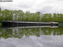 Name: Lara Gerhardt
ex-Name: Dettmer Tank 29
gemeldet in: Zehdenick
Nationalitt: Deutsch
EuNr.: 04004910
Lnge: 85m
Breite: 9m
Tiefgang: 2,72m
Tonnage: 1445t
Motorisierung: Deutz RVB6M545
Leistung: 900 PS
Erbaut in: 1973 bei der Arminius-Werft in Bodenwerder 
Bau-Nr.: 380