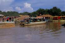 Ein Motorboot fr Besichtigungsfahrten auf dem Tonle-Sap-See, dem grten See Sdostasien in Kambodscha, ca. 10 km von Siem Reap entfernt. (Mai 2006)