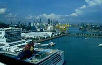 Die Hafenanlage in Singapur mit Containerkrane im Oktober 2001