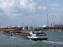 PLOCHINGEN 05501880 mit WIESBADEN (105x10,5mtr.;2451t;Bj.1987) im Hafengebiet von Antwerpen;100830